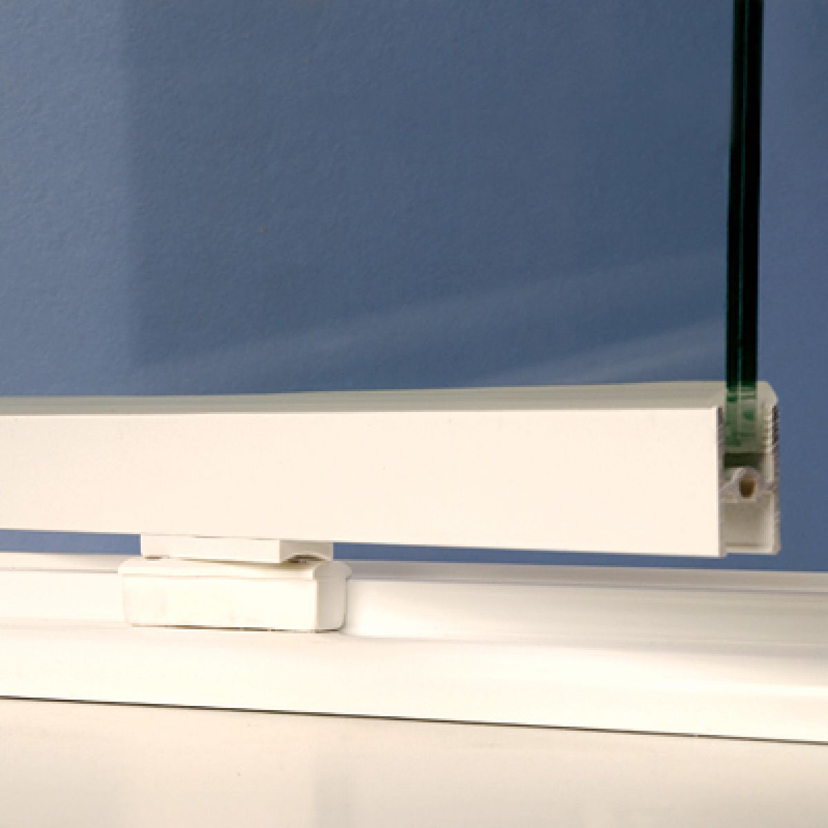 Shower screen framed pivot system - Integrity 7