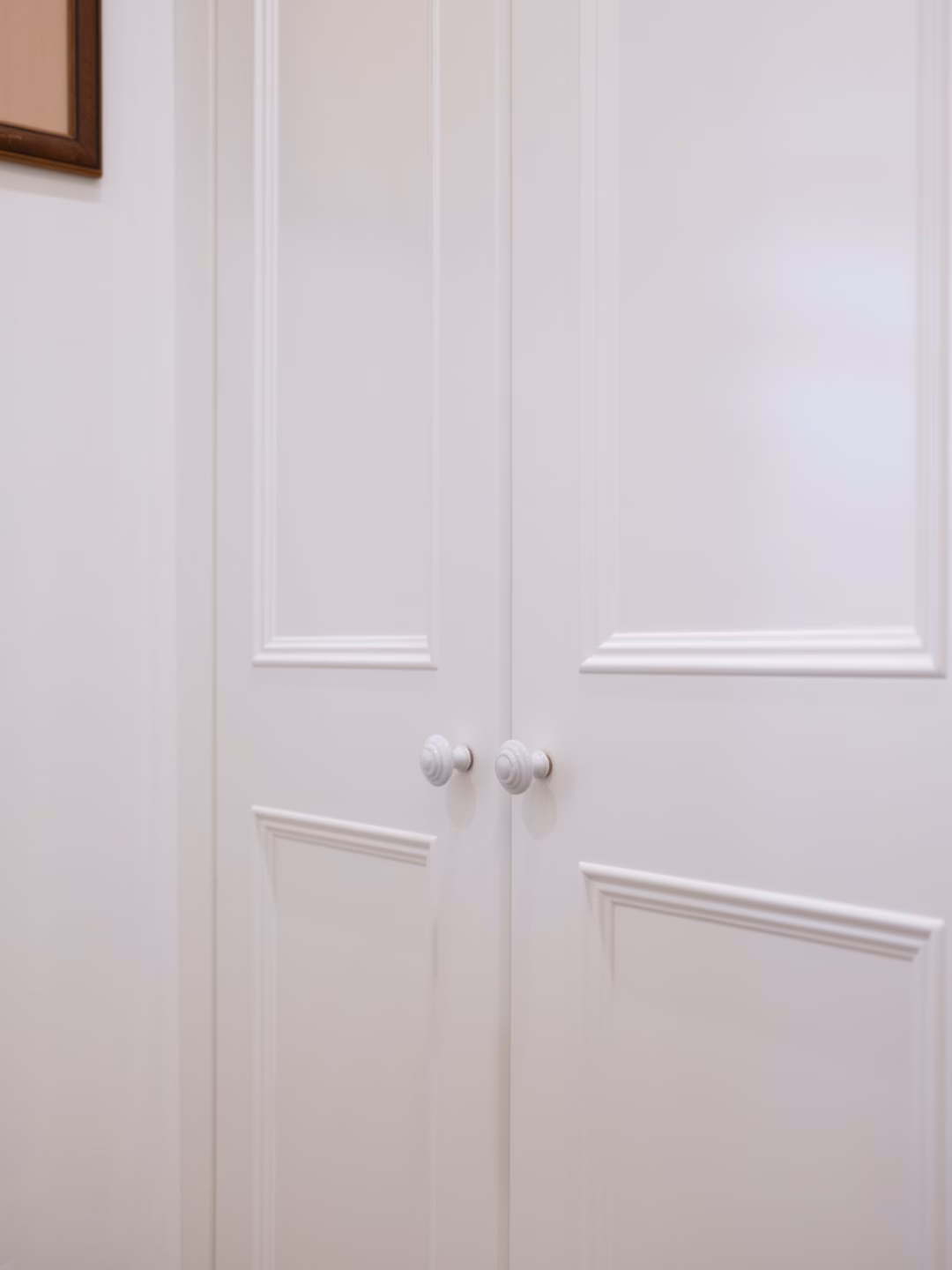 Traditional Oxford wardrobe featuring bespoke inlay moulding and custom handles in a 2-pack satin finish, professionally handcrafted by Packers.